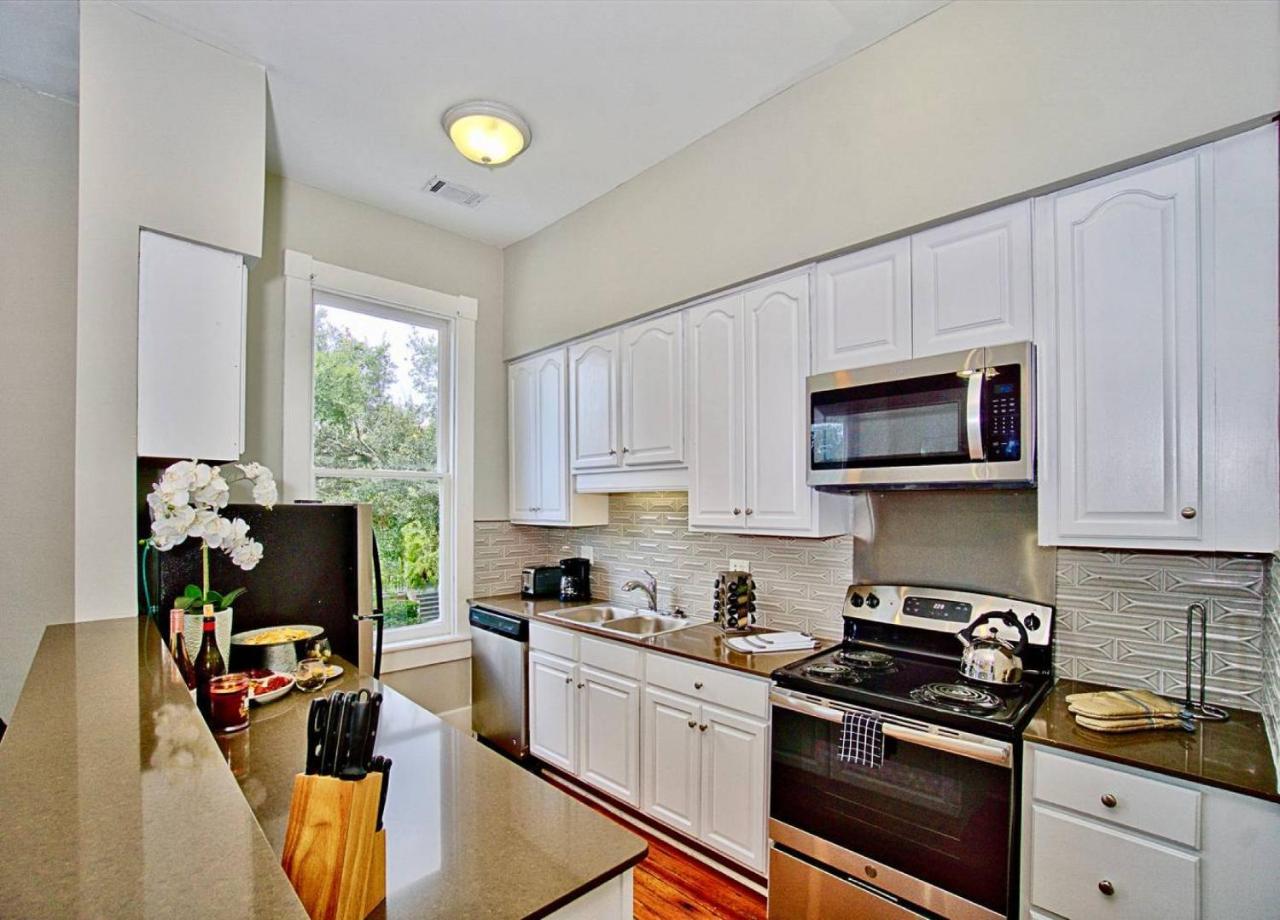 2 Bedroom Renovated Townhouse In Downtown サバンナ エクステリア 写真