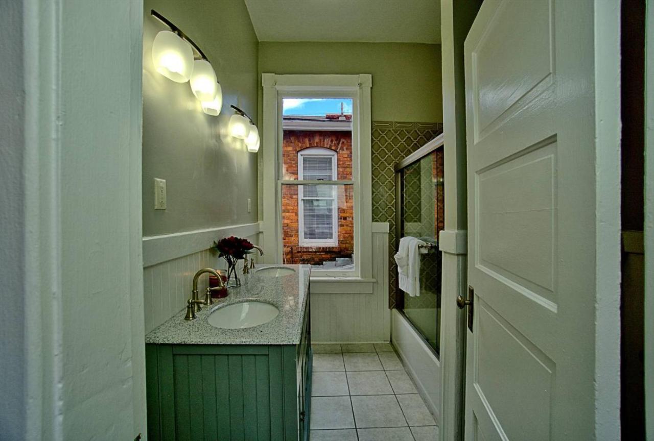 2 Bedroom Renovated Townhouse In Downtown サバンナ エクステリア 写真